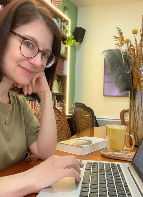 Laetitia Armenoult, écrivaine biographe, prête pour accueillir des nouveaux clients qui souhaitent écrire leur récit de vie